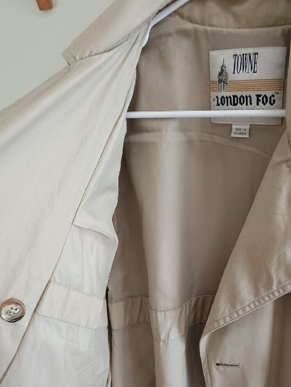 Vintage London Fog Women's Beige Trench Coat - Timeless Double-Breasted Style - Picture 5 of 15